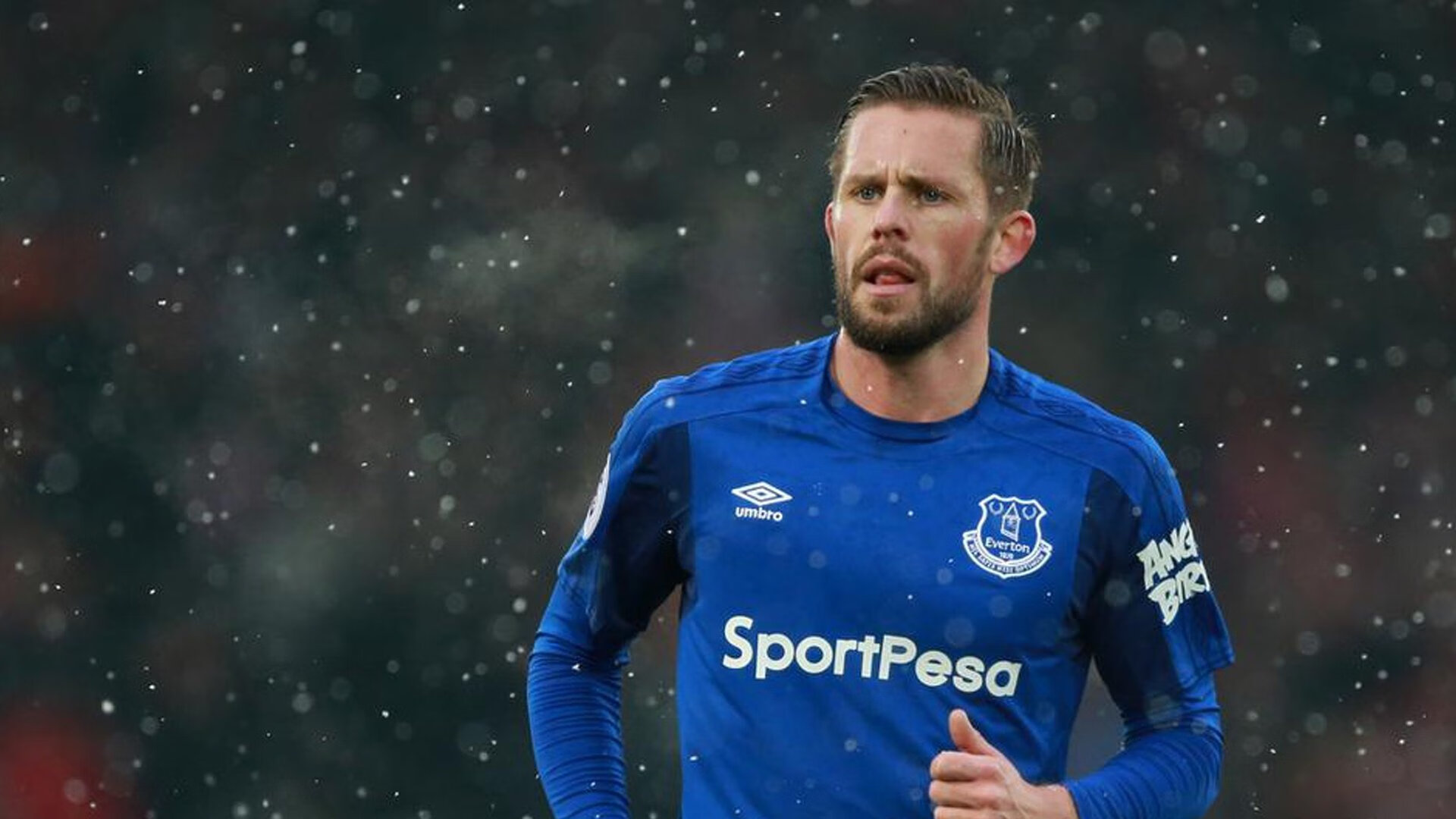 马刺新秀在对抗训练中完成高难度突破,马刺2021年新秀